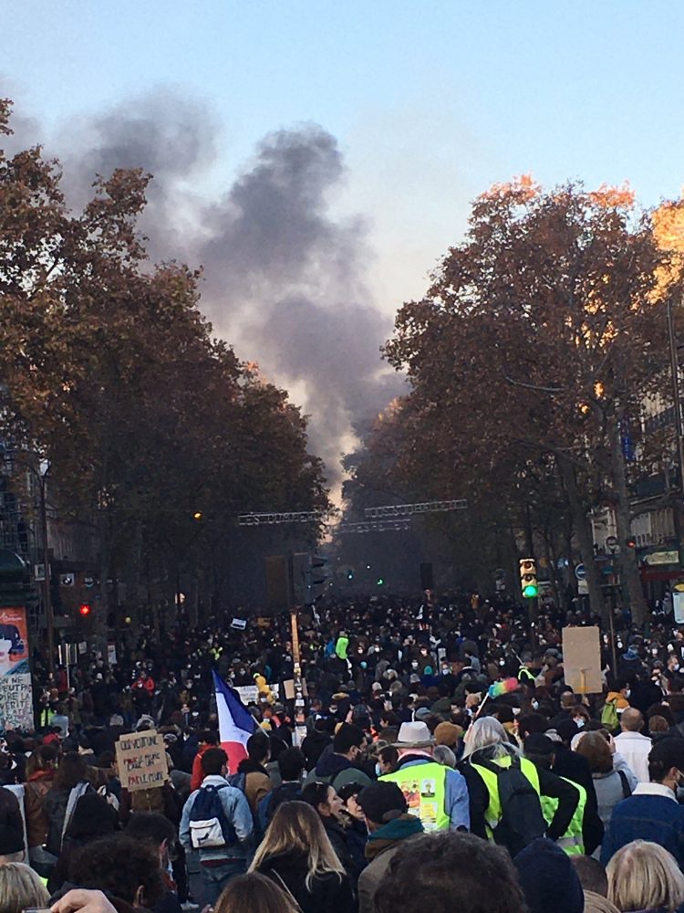 Paris sansür yasasına karşı ayaklandı