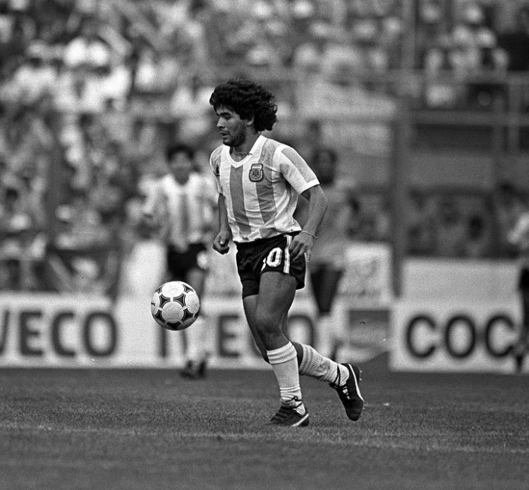 Futbolun efsanesi Maradona hayata veda etti