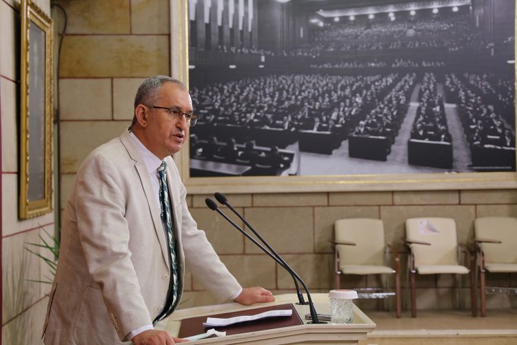 CHP’li Sertel: Turizmci kan ağlıyor bakan krizi fırsata çeviriyor!