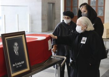 Eski Bakan Atila Sav toprağa verildi