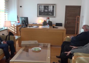 Sanayicilerden İzmirli depremzede öğrencilere bilgisayar desteği