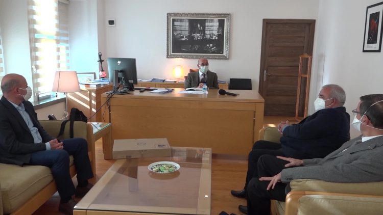 Sanayicilerden İzmirli depremzede öğrencilere bilgisayar desteği