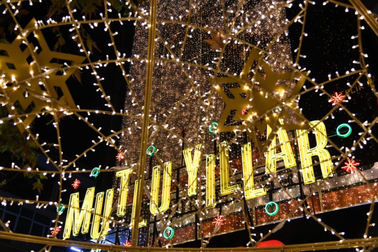 Kadıköy sokakları rengârenk ışıklar yeni yıla hazır