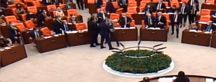 CHP’li Özkoç, Cumhurbaşkanı Erdoğanı eleştirdi; Mecliste arbede çıktı