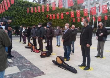 Müzisyenler, Adana’da eylem yaptı: “Hayatı değil pandemiyi bitir”