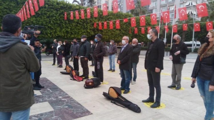 Müzisyenler, Adana’da eylem yaptı: “Hayatı değil pandemiyi bitir”