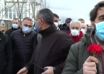 Ölen meslektaşlarını anmak isteyen sağlıkçılara polis müdahelesi