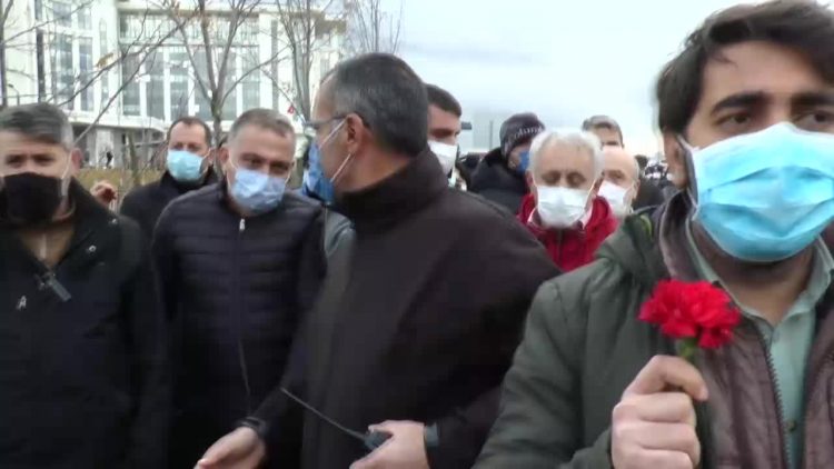 Ölen meslektaşlarını anmak isteyen sağlıkçılara polis müdahelesi