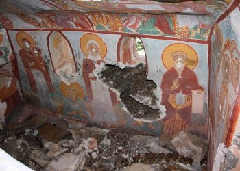 Defineciler tarihi tahrip etmeye devam ediyor