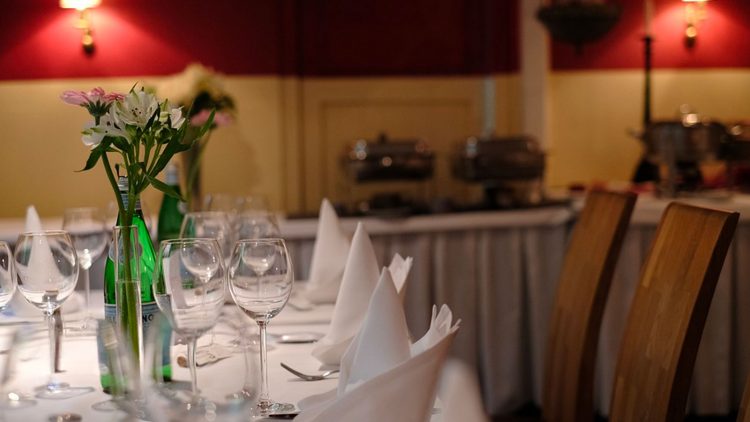 Hürriyet yazarı: Birkaç gün içinde restoran ve kafeler açılacak