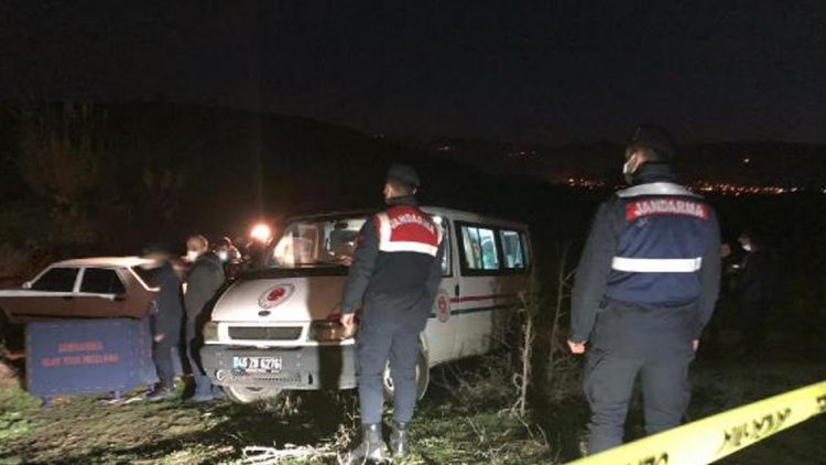 4 genç otomobilde başlarından vurularak öldürüldü