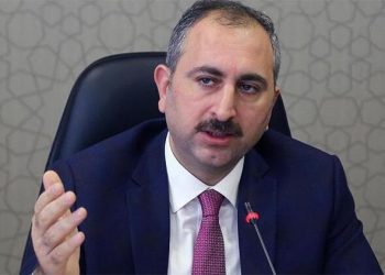 “İşleyişi beğenmeyen itiraz hakkını kullanır ama yargıya parmak sallayamaz”