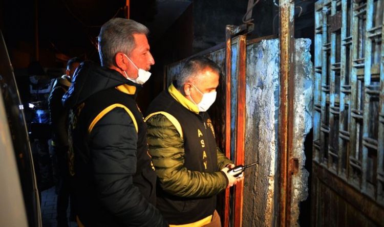 Adana’da 90 firari için şafak operasyonu