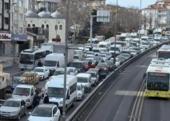 İstanbul D-100’de trafik kilit…