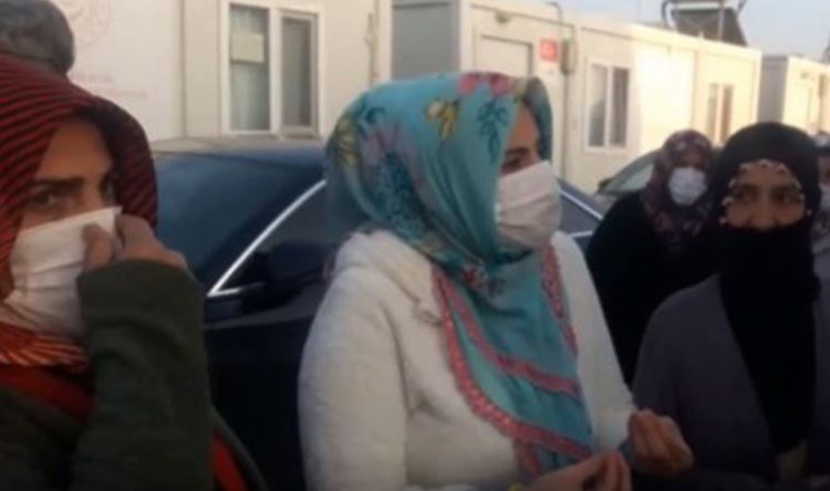 Depremzedelerden CHP heyetine: “Sırf siz geliyorsunuz diye temizlediler”