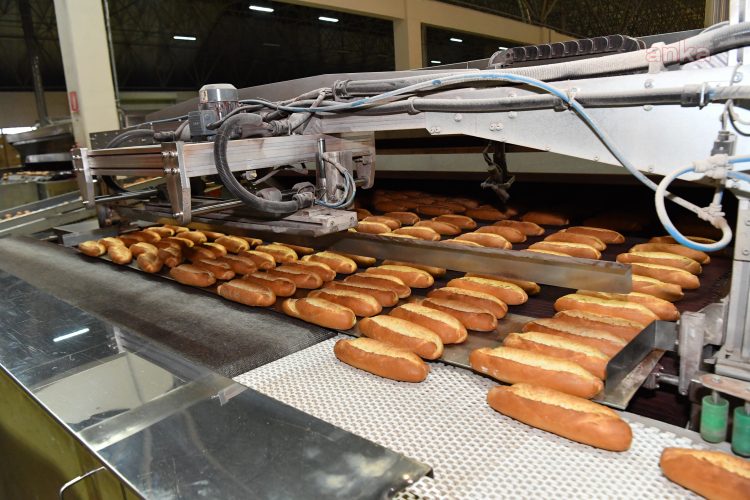 Maltepe Belediyesi, 18 mahallede günlük 17 bin ekmek dağıtacak