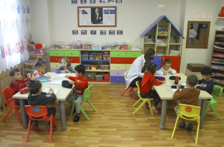 Yüz yüze eğitim başladı; Kartallı minikler yuvalarına döndü