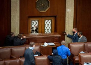 ABD’de kaos: Trump taraftarları kongre binasını bastı