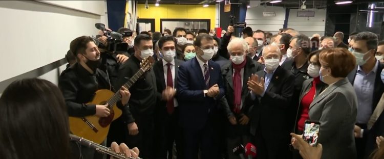 Kılıçdaroğlu ve Akşener, metroda müzisyenlere eşlik etti