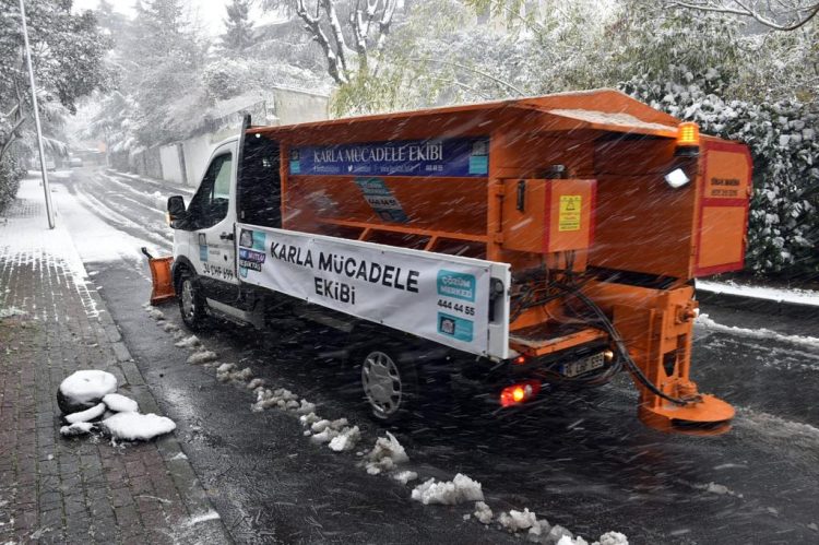 Beşiktaş’ta Karla Mücadele Ekipleri sahada