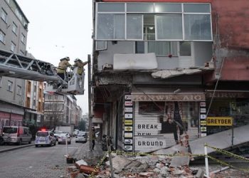 Binanın balkonu çöktü; faciadan şans eseri dönüldü