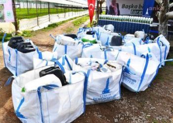 İzmir Büyükşehir, zirai ambalaj atıklarını toplayan üreticiye gübresi dağıttı