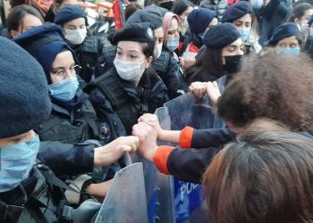 8 Mart sergisine polis engeli