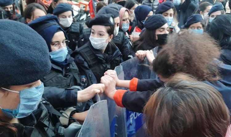 8 Mart sergisine polis engeli