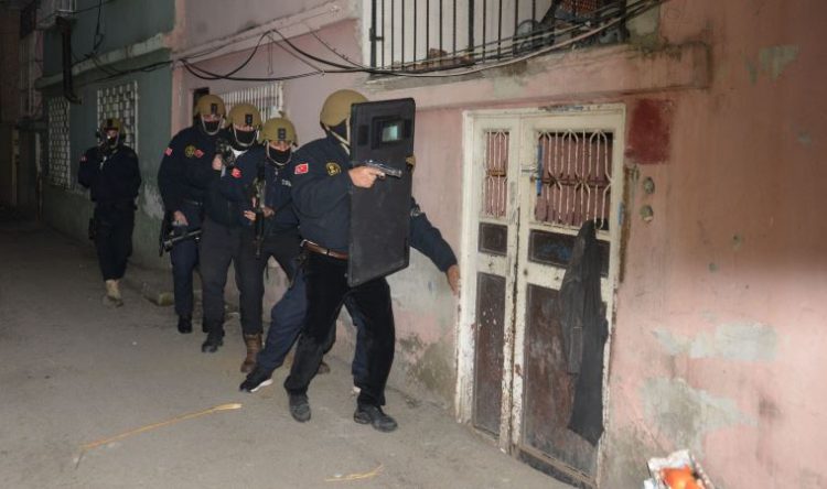 Adana’da 9 adrese DEAŞ operasyonu