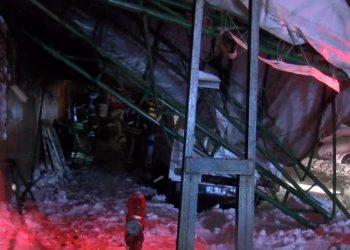 İstanbulda yoğun kar yağışından çatı çöktü, 6 araç altında kaldı