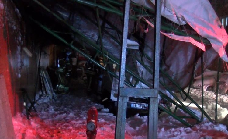 İstanbulda yoğun kar yağışından çatı çöktü, 6 araç altında kaldı