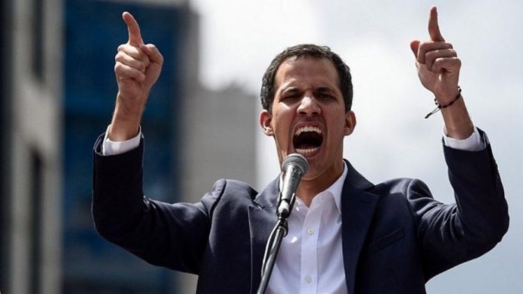 Venezuela’da ABD destekli Guaido kamu görevlerinden men edildi