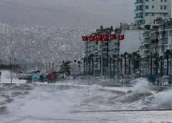 Deniz taştı: Tramvay ve yaya yolu kapandı!