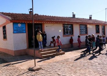 Köy okullarında yüz yüze eğitim başladı… Uzmanlar riski açıkladı