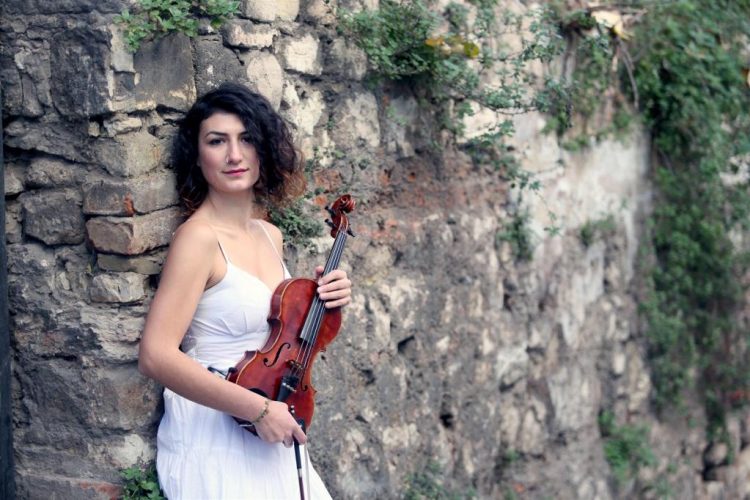 Pandemiden Sendika Çıktı! Müzisyen Kardelen Pınar Vardiya’da anlattı.