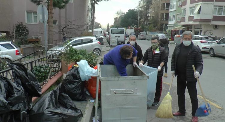 Maltepe’de mahalleli, belediyeye destek için çöp topladı