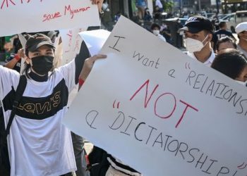 Myanmar’da darbeyi protesto eden gençlerden esprili sloganlar