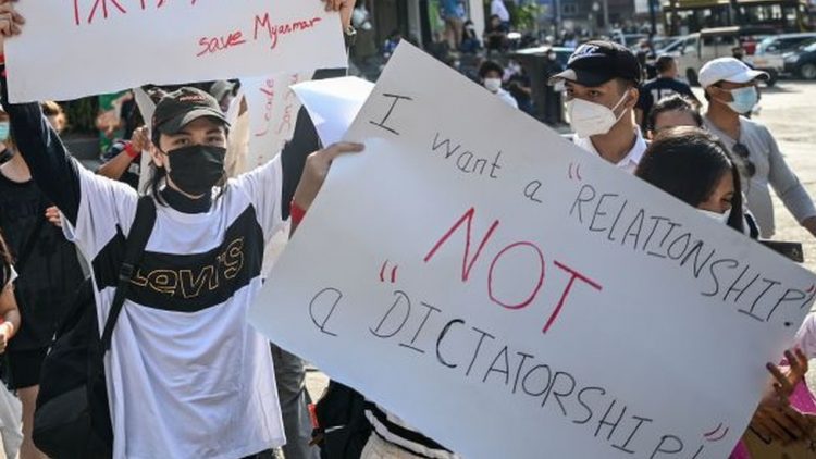 Myanmar’da darbeyi protesto eden gençlerden esprili sloganlar
