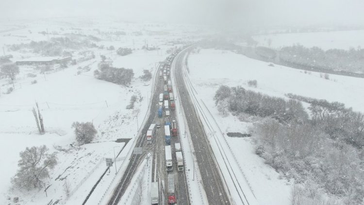 Kar esareti… Kuyruk 25 kilometreyi aştı