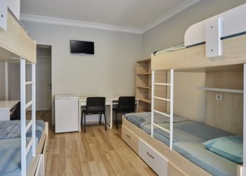 Uzaktan eğitim öğrenci yurtlarını vurdu