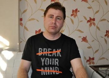 Virüslü tükürük satın alıp patronunun çayına karıştırdı