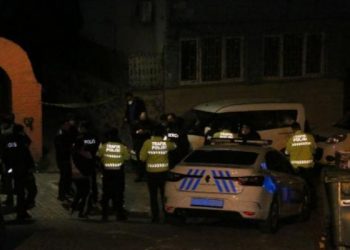 Polisten kaçmak için pencereden halı attı, içinden uyuşturucu çıktı