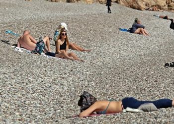 Sokağa çıkma yasağından muaf turistlerin şubatın son gününde deniz keyfi