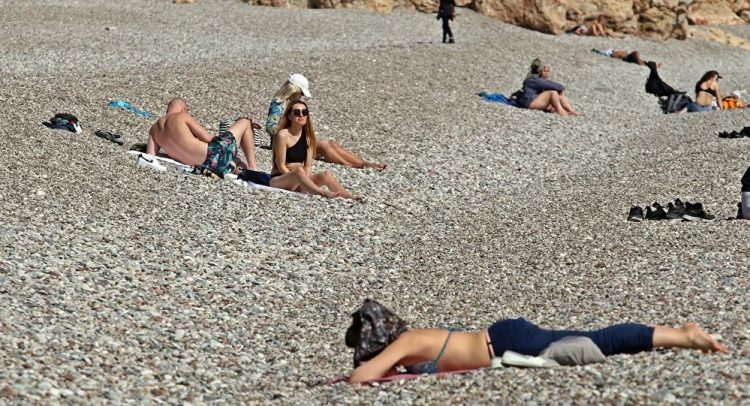 Sokağa çıkma yasağından muaf turistlerin şubatın son gününde deniz keyfi