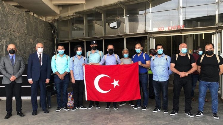 Nijerya’da serbest bırakılan Türk gemiciler, Türkiye’nin Abuja Büyükelçiliğinde