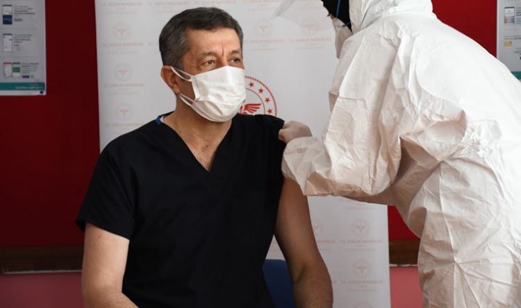 Öğretmenler aşılanmaya başladı