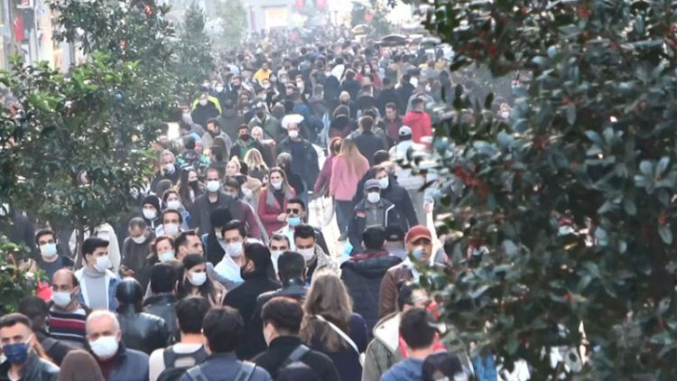 ‘Kafeler, lokantalar böyle dolar taşarsa nisan ayında üçüncü dalgayı görürüz’