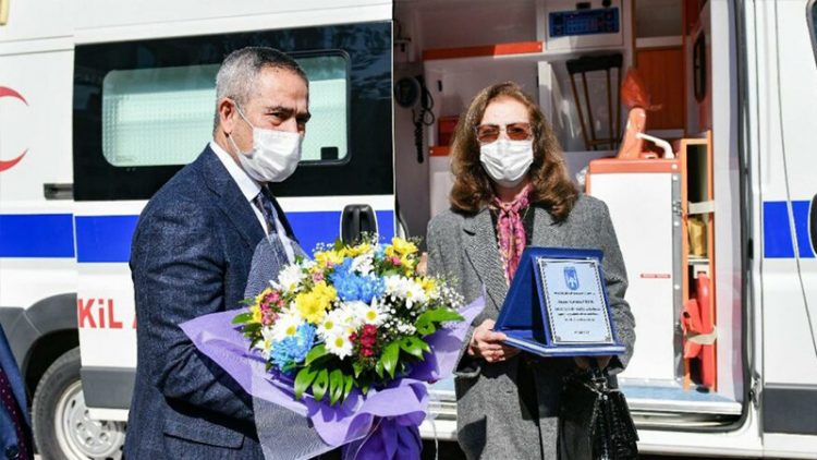 Emekli öğretmen maaşından biriktirdikleriyle belediyeye ambulans aldı
