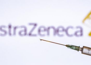 İngiltere’nin koronavirüs aşısının kullanımı 9 ülkede durduruldu