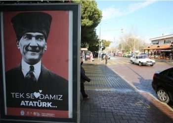 ‘Love Erdoğan’ gerginliğinin ardından Atatürk afişleri asıldı